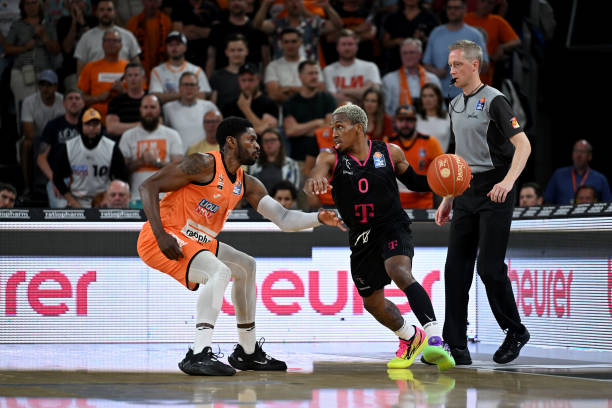 他在场上总 他在场上总